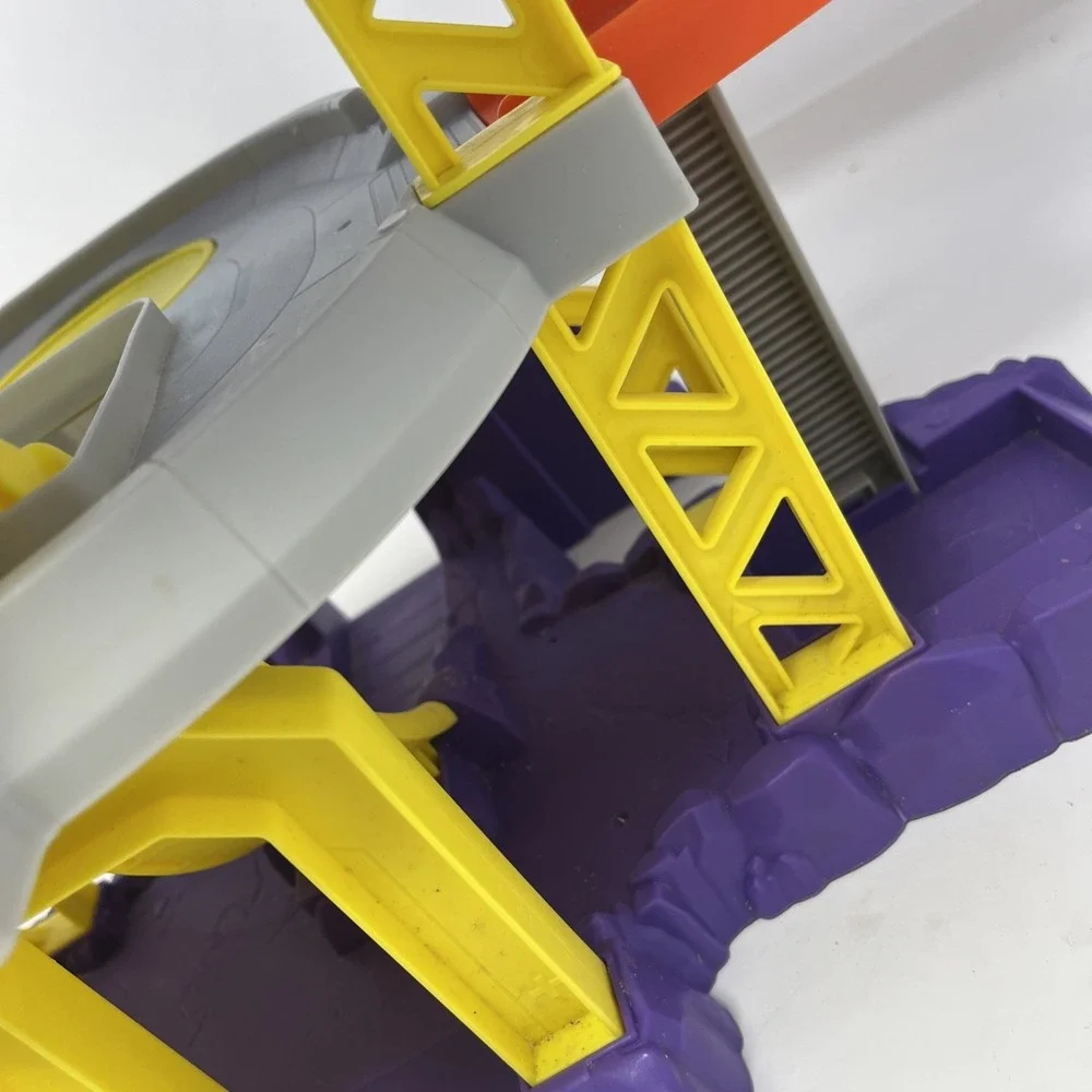 Fisher-Price DC Batwheels Toy Car Race Track Batcave Playset w/ 2 Cars